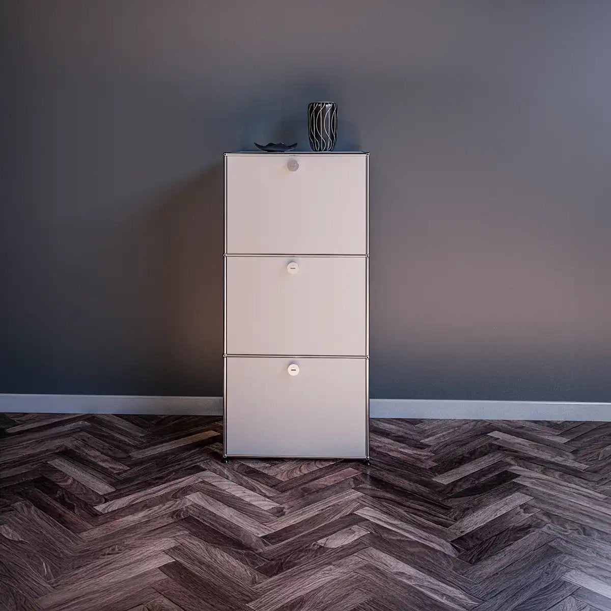 USM Haller Sideboard in weiß mit 3 Klapptüren im Wohnzimmer
