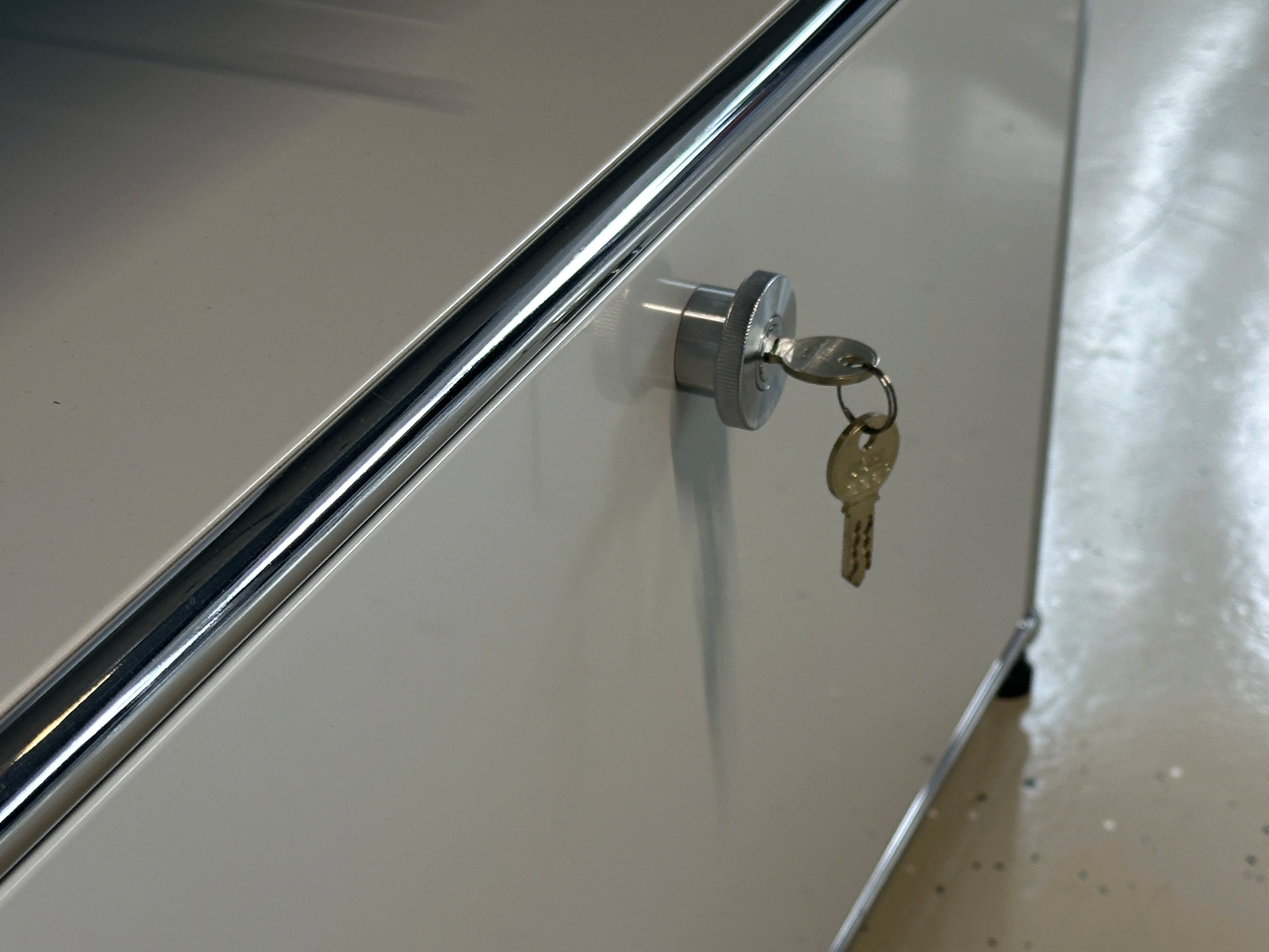 USM Haller Schlossgriff für Klapp- und Ausziehtür, mit 2 Schlüsseln