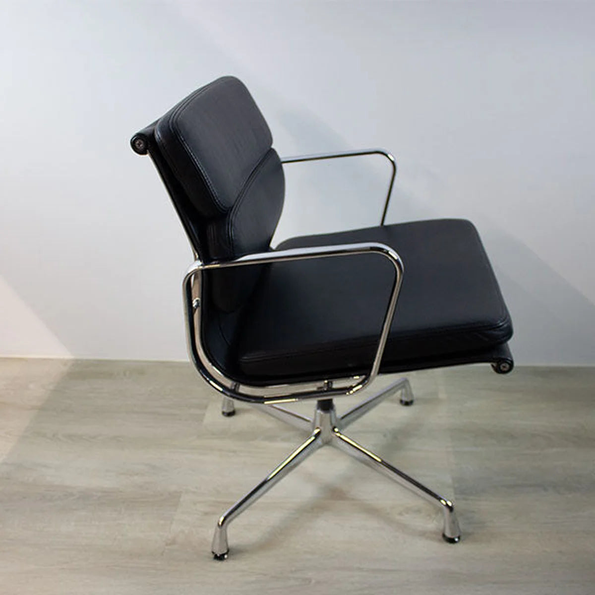 Vitra Alu-Chair EA 208 Leder, schwarz seitlich fotografiert