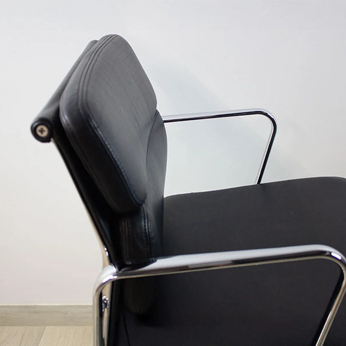 Seitliche Aufnahme, Detailaufnahme von Vitra Alu-Chair EA 208 Leder in schwarz
