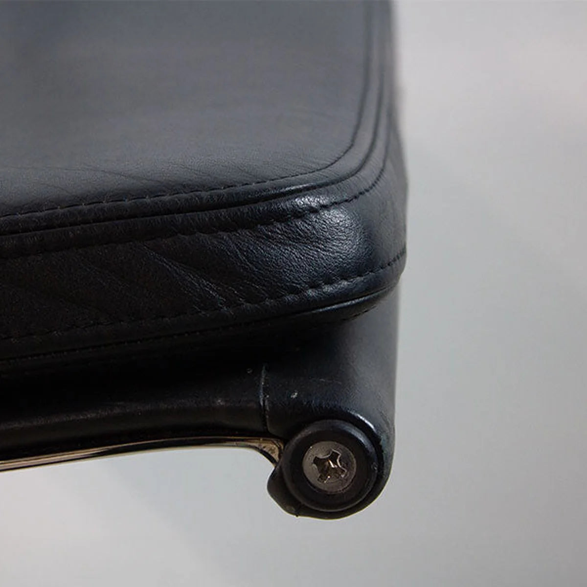 Close-Up Aufnahme von Vitra Alu Chair EA 208 Leder