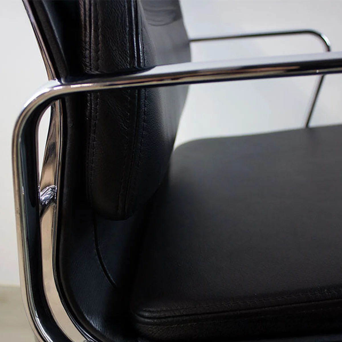 Detailaufnahme von Vitra Alu Chair EA 208