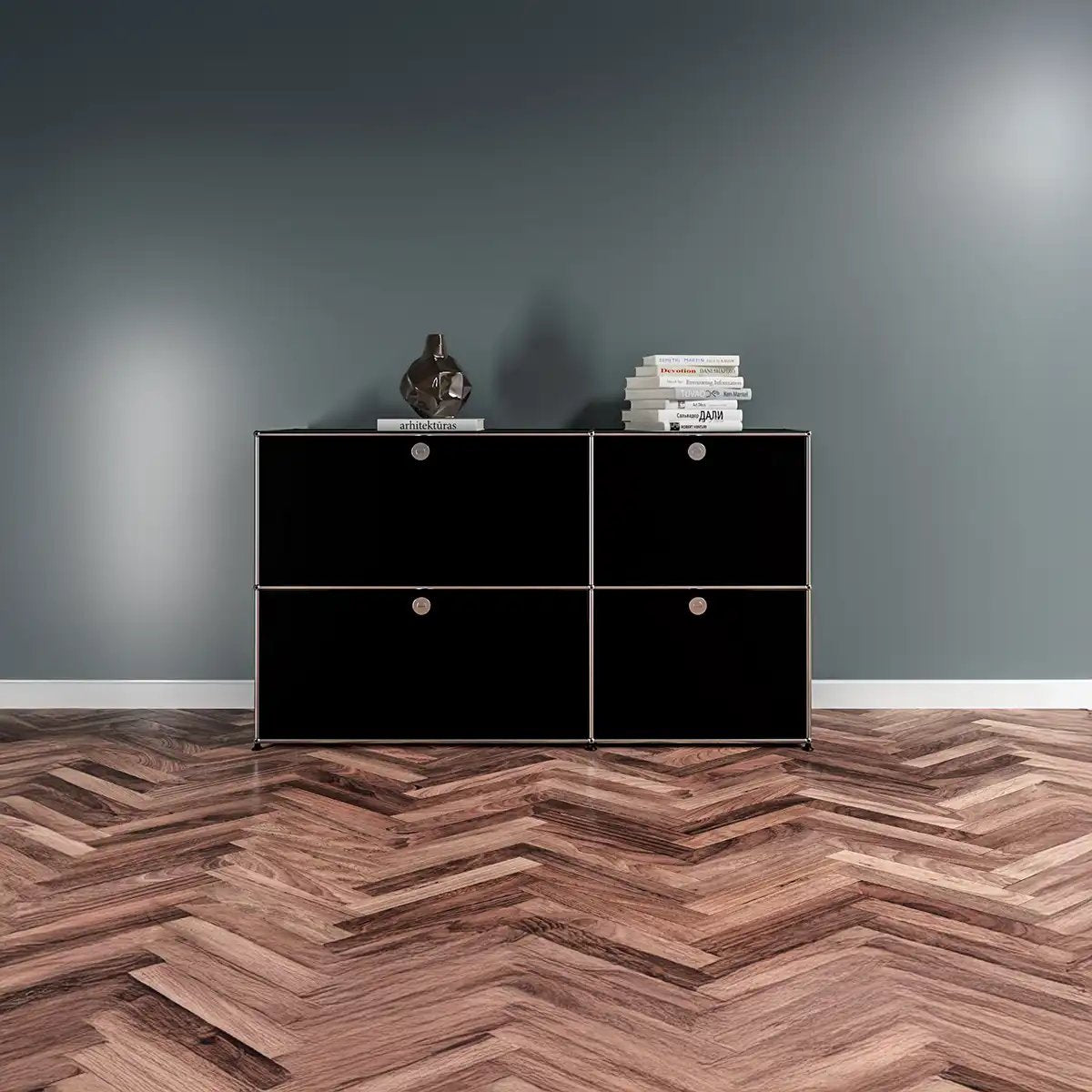 Dieses Bild zeigt ein USM Haller Sideboard mit 4 Klapptüren und zwei Module hoch in schwarz