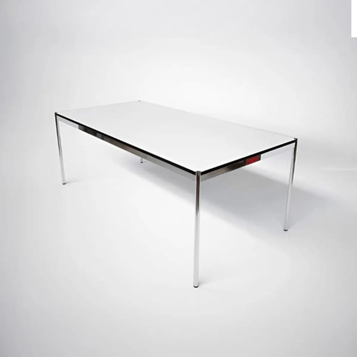 Großer USM Tisch in 175x100 in Perlgrau vor weißen Hintergrund in Studioaufnahme