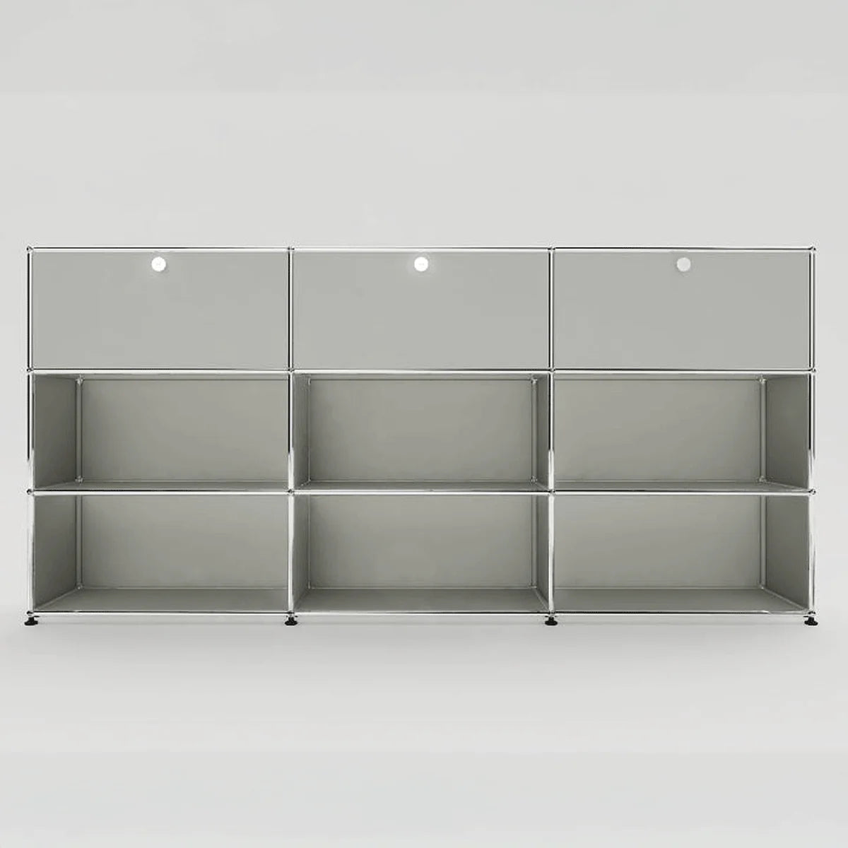 USM Haller Highboard 3×3 in Lichtgrau, verchromtes Rohrgestell, obere Reihe mit Klapptüren, Frontansicht.