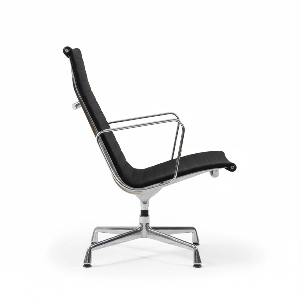 Vitra Alu-Chair EA 115 seitliche Aufnahme
