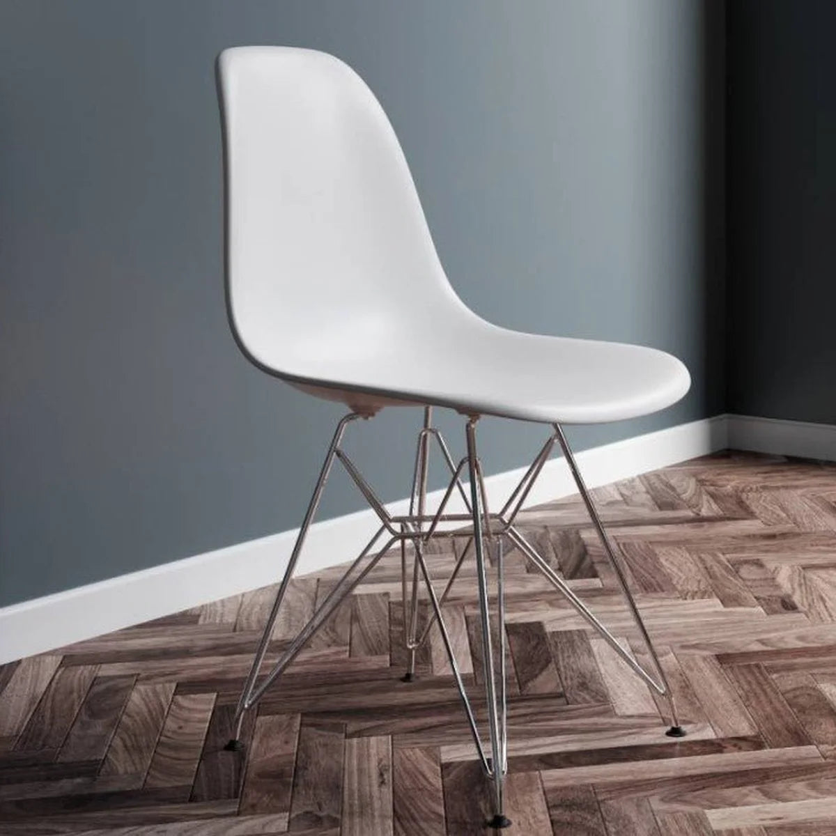 Vitra Eames Plastic Chair DSR auf Parkett