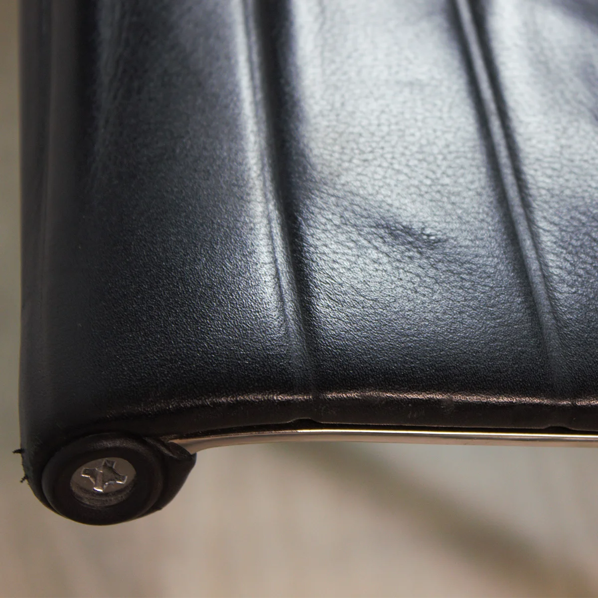 Ultra Detailaufnahme von Vitra Alu-Chair EA 108 Leder in der Farbe schwarz