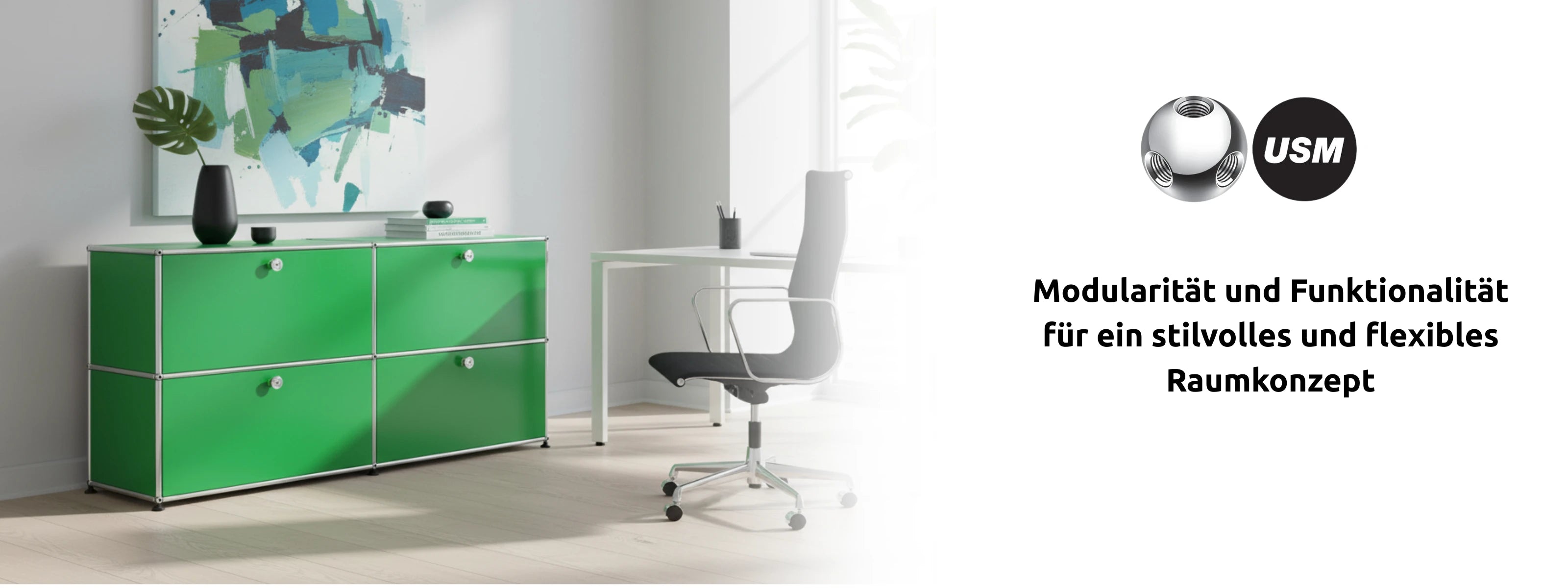 Schönes helles Büro mit USM Haller Sideboard in Grün mit einem Schreibtisch und Designer Bürostuhl mit Dekoration und Bilderrahmen