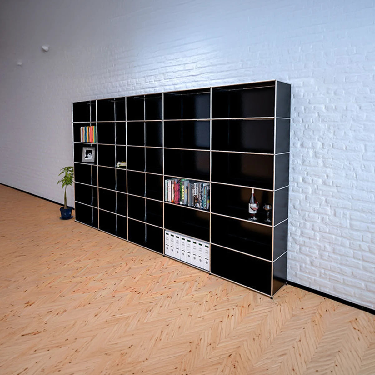 USM Haller Regal in Schwarz mit 30 Faechern, frontale Ansicht im Raum vor heller Wand